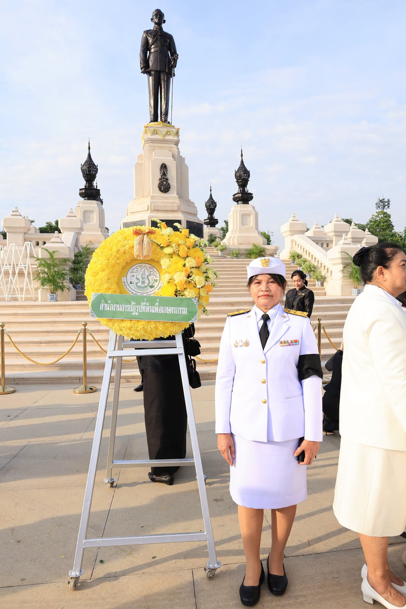 title - ส.ป.ก. ร่วมวางพวงมาลาถวายบังคมพระบรมราชานุสาวรีย์พระบาทสมเด็จพระบรมชนกาธิเบศร มหาภูมิพลอดุลยเดชมหาราช บรมนาถบพิตร เนื่องใน 